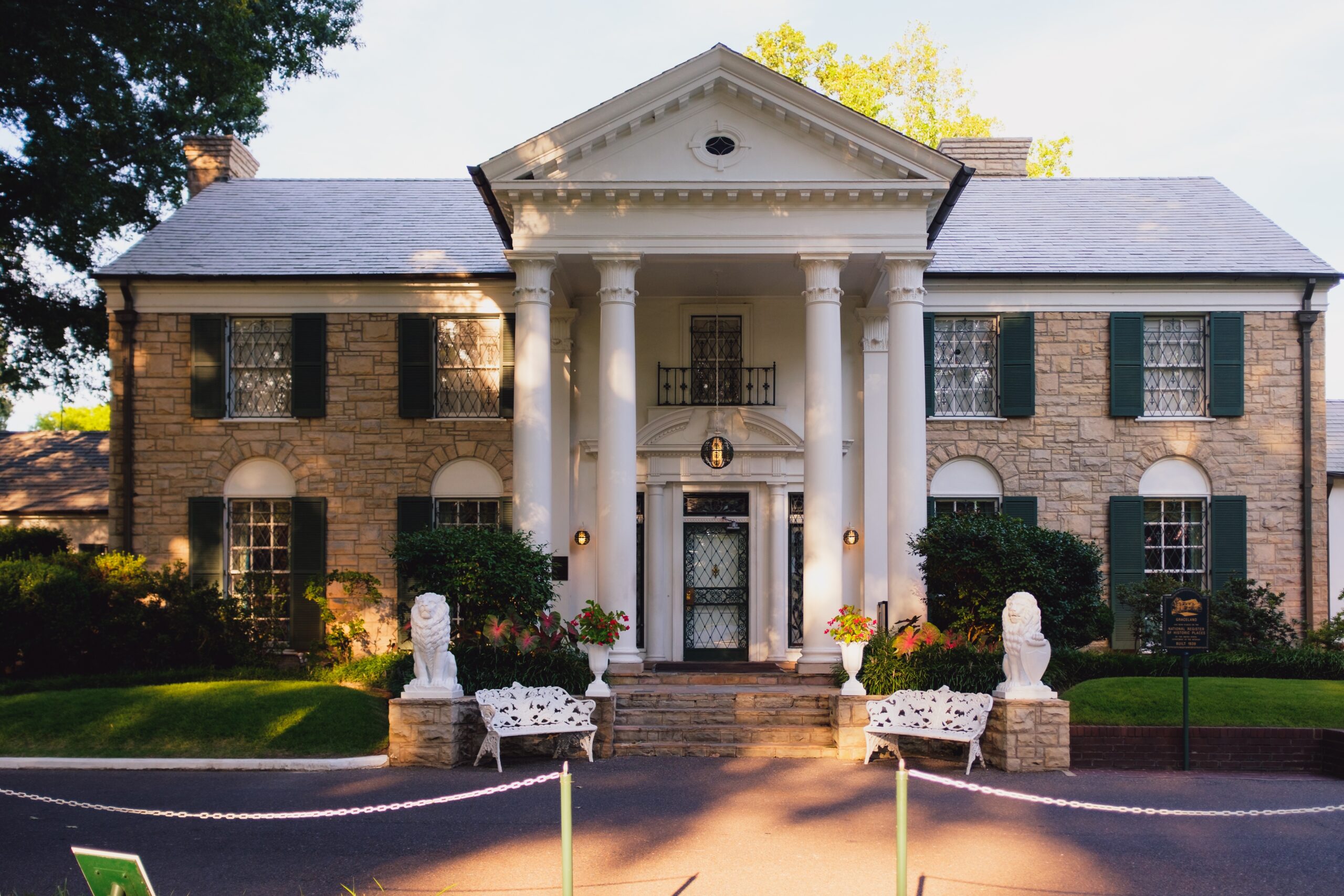 Visit Graceland: The Home of Elvis Presley