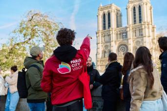 Cathedrale Notre Dame : Guided Tour of the District, Crypt Ticket and Interior Audioguide